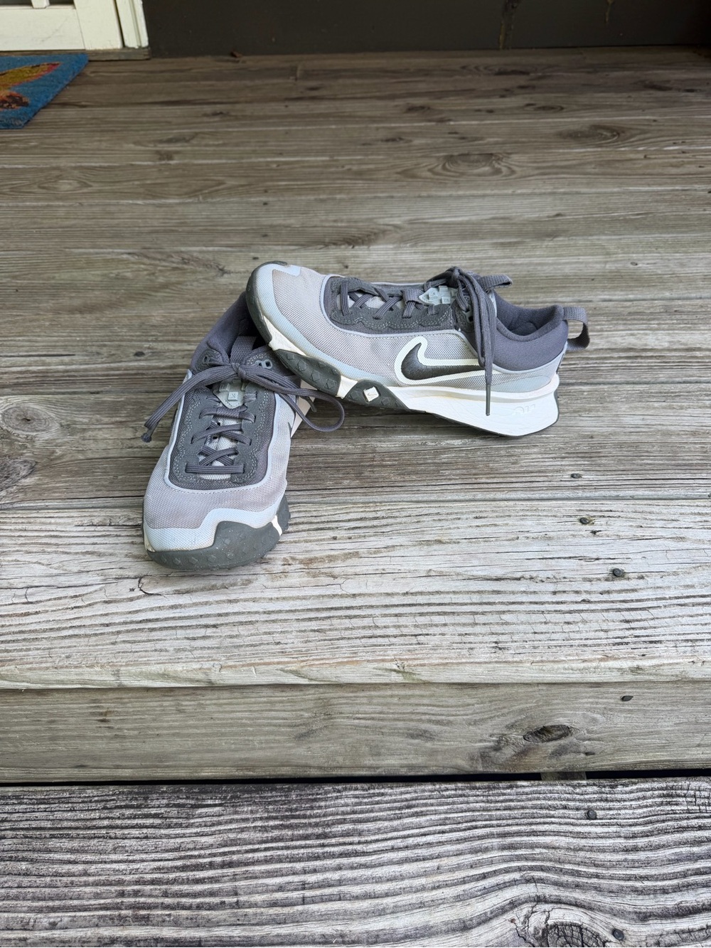 Nike Air Gray and White Kids' Athletic Sneakers running shoes Boys size 6.5